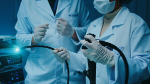 Implante Coclear: entenda o que é, como funciona e quando é indicado esse dispositivo auditivo revolucionário.